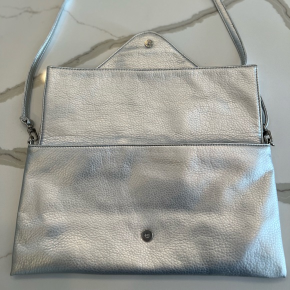 NWT Vintage Metallic Silver Faux Leather Large Fold Over Clutch/Crossbody - Picture 4 of 8